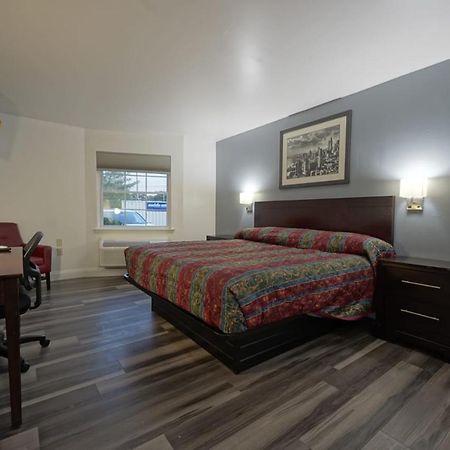 Greenwoods Inn & Suites Berlin エクステリア 写真