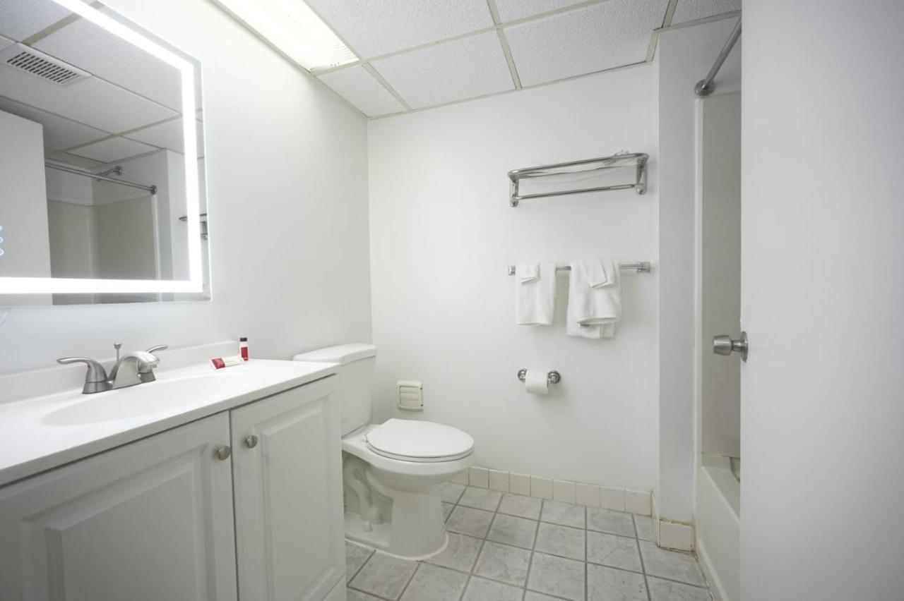 Greenwoods Inn & Suites Berlin エクステリア 写真