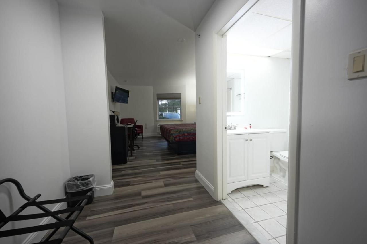 Greenwoods Inn & Suites Berlin エクステリア 写真