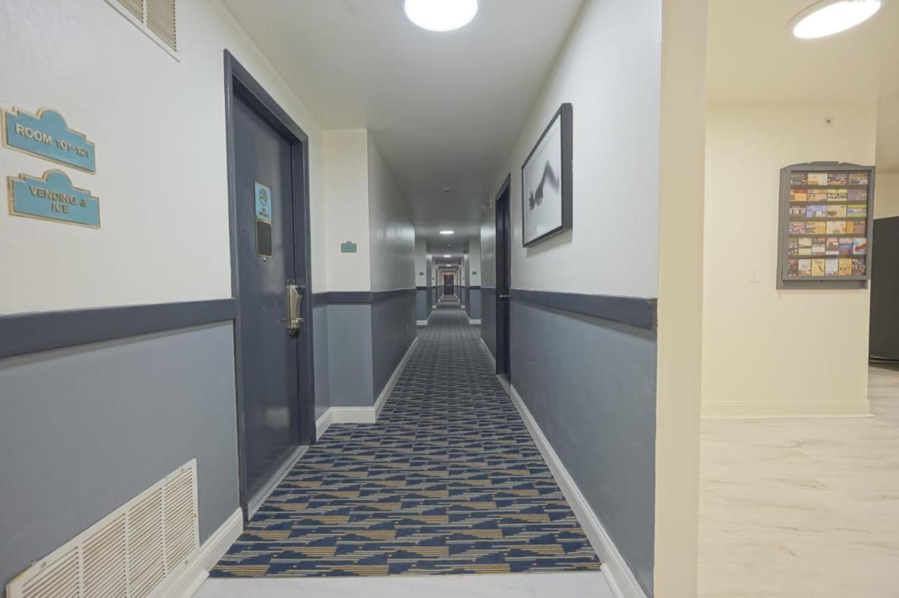 Greenwoods Inn & Suites Berlin エクステリア 写真